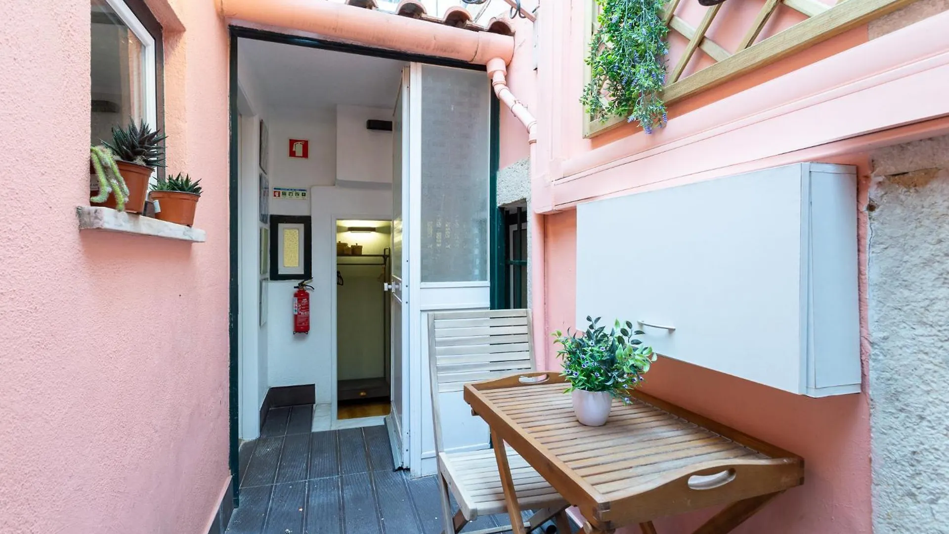Camoes Lounge Apartment W/Courtyard Lisboa Portugal